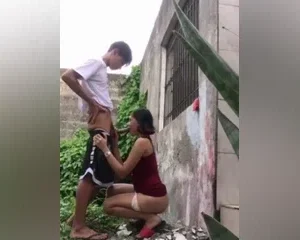 Chị hàng xóm săn hồng hài nhi ngay sau vườn nhà