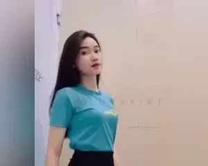 Em nhân viên TGDD show hàng cực nét